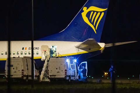 Die Bundespolizei überprüft eine Ryanair-Maschine am Berliner Hauptstadtflughafen BER