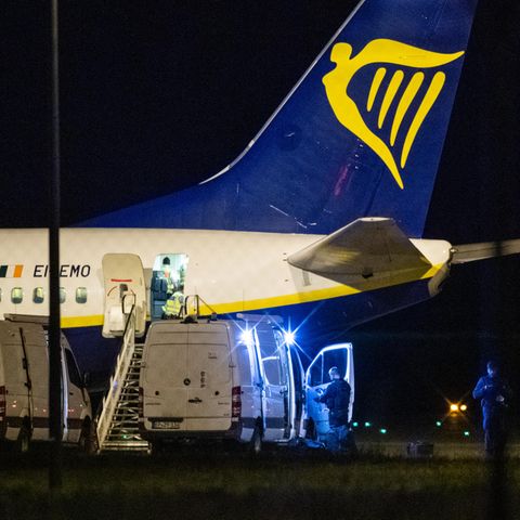 Die Bundespolizei überprüft eine Ryanair-Maschine am Berliner Hauptstadtflughafen BER