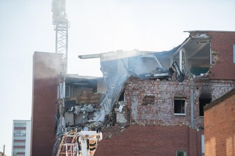 Große Explosion in einem Haus in Hamburg – ein Verletzter, Gebäude stark beschädigt.