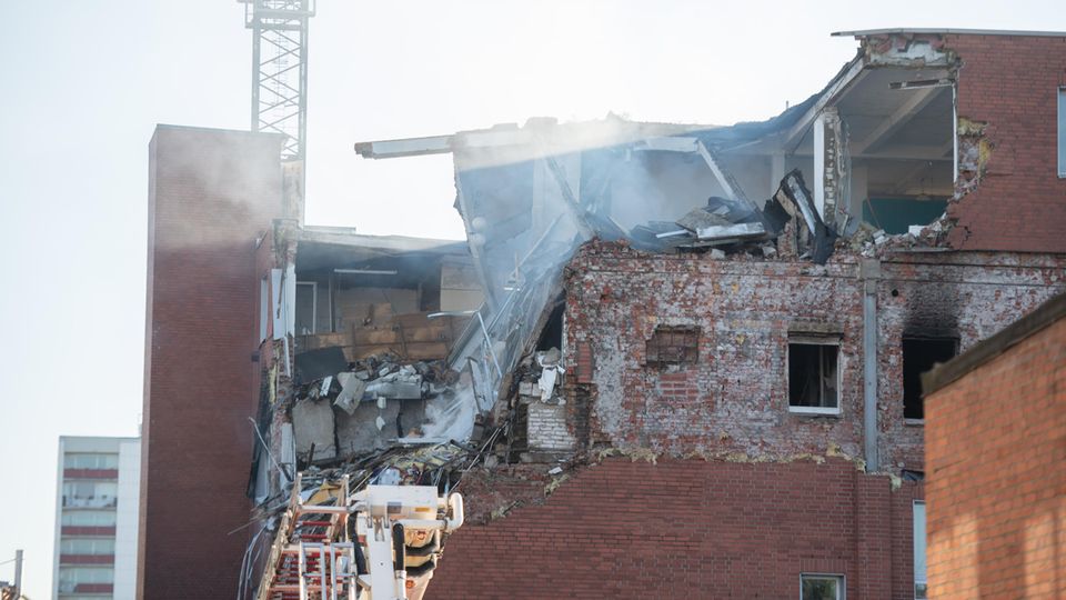 Große Explosion in einem Haus in Hamburg – ein Verletzter, Gebäude stark beschädigt.