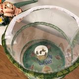 Schmetterlinge züchten: Der Deckel mit den Puppen steht im Schmetterlingsgarten