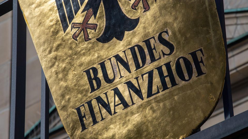 Ein Wappenschild zeigt den schwarzen Schriftzug "Bundesfinanzhof" unter dem Bundesadler auf goldenem Grund