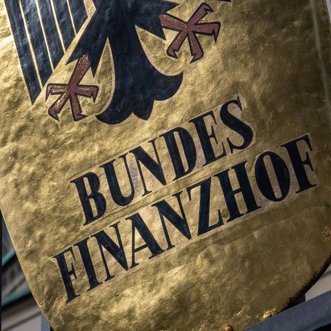 Ein Wappenschild zeigt den schwarzen Schriftzug "Bundesfinanzhof" unter dem Bundesadler auf goldenem Grund