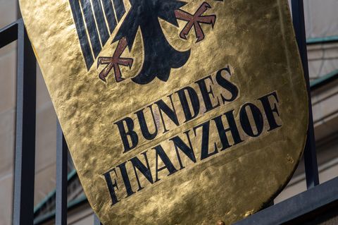 Ein Wappenschild zeigt den schwarzen Schriftzug "Bundesfinanzhof" unter dem Bundesadler auf goldenem Grund