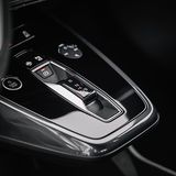 Die Konsole mit dem Automatikhebel schwebt frei