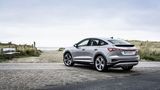 Der Audi Q4 e-tron Sportback 50 quattro hat eine Mischbereifung: 255/21 hinten, vorne 235/21