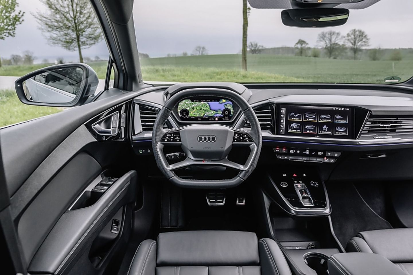 Das Cockpit umschmiegt den Fahrer