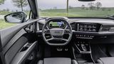 Das Cockpit umschmiegt den Fahrer