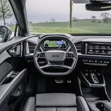 Das Cockpit umschmiegt den Fahrer