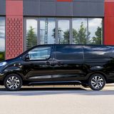 Die Schiebetüren ermöglichen einen bequemen Zugang zur rollenden Lounge