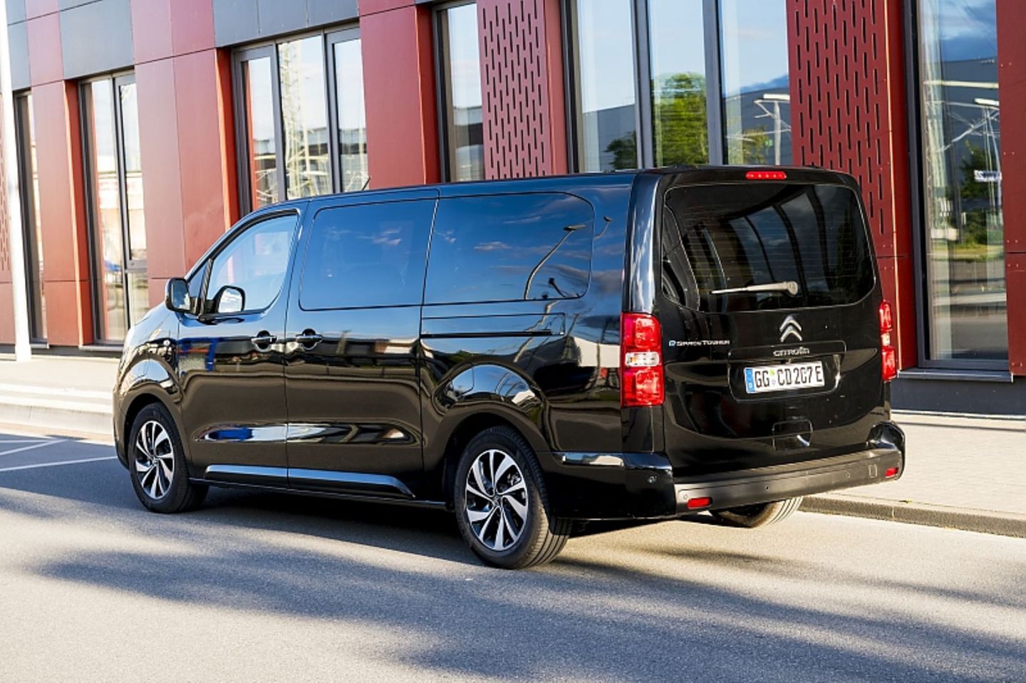 Das Heck des Citroën ë-Spacetourer ähnelt dem seiner technischen Brüder sehr