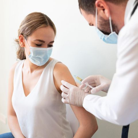 Impfung Coronavirus: Eine junge Frau wird geimpft