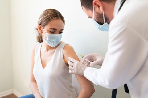Impfung Coronavirus: Eine junge Frau wird geimpft