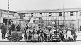 31. Mai 1879: Werner Siemens führt erste praxistaugliche Elektrolok vor  Groß war die Maschine nicht, und ihr Weg war kurz, dennoch hat die Fahrt der kleinen Elektrolok auf einem nur 300 Meter langen Rundkurs auf der Berliner Gewerbeausstellung am 31. Mai 1879 eine neue Ära eingeläutet. Die bei Siemens und Halske entwickelte Lokomotive bewies, dass sie eine größere Anzahl von Personen transportieren konnte und erwies sich damit als erstes Exemplar als praxistauglich. Wenn man so will ein  früher Meilenstein der E-Mobilität. Werner Siemens, später "von Siemens", präsentierte seine Entwicklung mit Stolz. Der Industrielle ist bekannt als Begründer der modernen Elektrotechnik und Entdecker des elektrodynamischen Prinzips, der Grundlage für elektrische Generatoren.