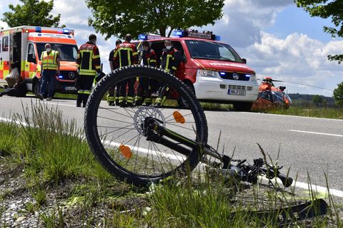 Kaputtes Fahrrad liegt nach einem Verkehrsunfall am Straßenrand