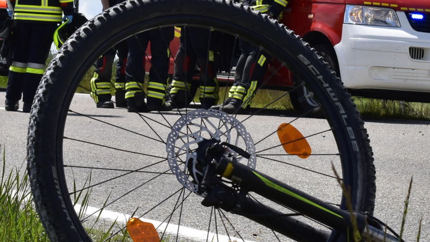 Kaputtes Fahrrad liegt nach einem Verkehrsunfall am Straßenrand