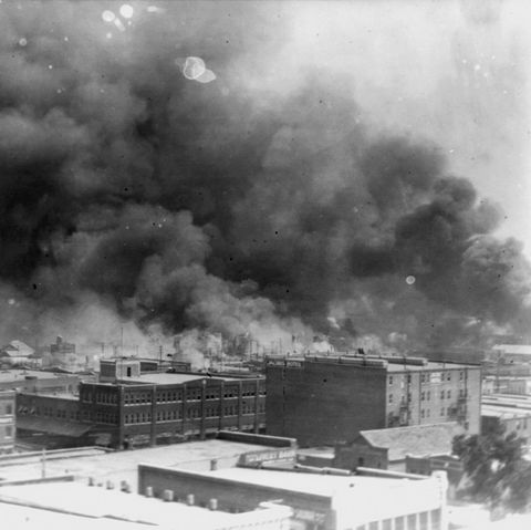 Rauchwolken über dem Stadtteil Greenwood in Tulsa, Oklahoma. Vor 100 Jahren zerstörte ein weißer Mob das Schwarzenviertel