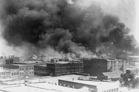 Rauchwolken über dem Stadtteil Greenwood in Tulsa, Oklahoma. Vor 100 Jahren zerstörte ein weißer Mob das Schwarzenviertel