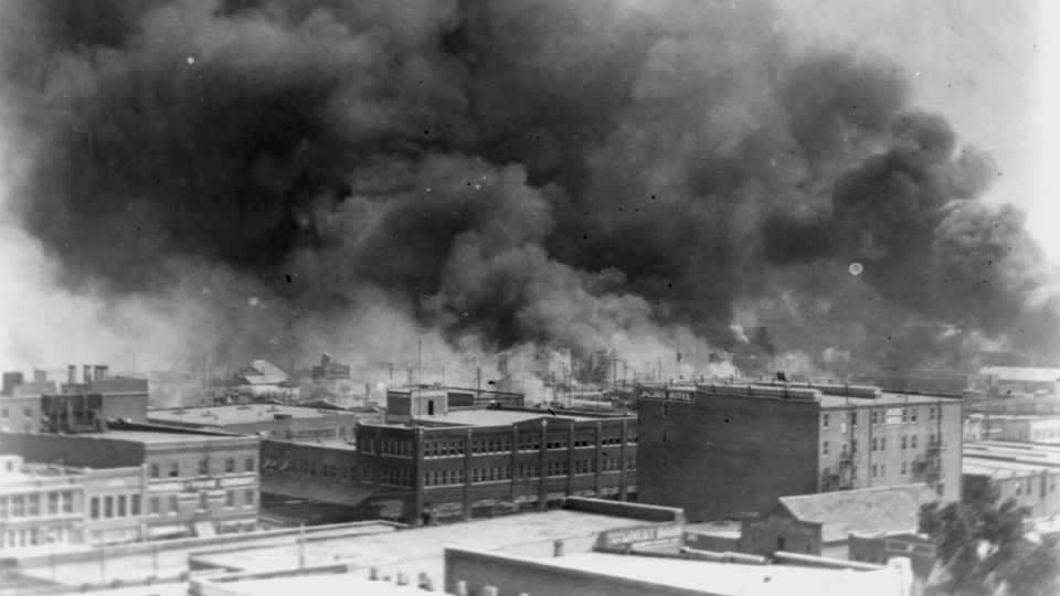 Rauchwolken über dem Stadtteil Greenwood in Tulsa, Oklahoma. Vor 100 Jahren zerstörte ein weißer Mob das Schwarzenviertel