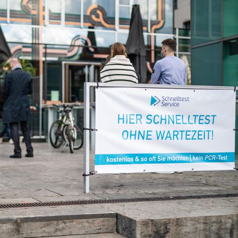 Baden-Württemberg, Stuttgart: Menschen stehen vor einem Testzentrum