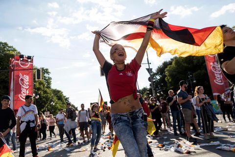 An vielen Orten verwandelte sich Deutschland in diesem Sommer in ein schwarz-tot-goldenes Fahnenmeer 