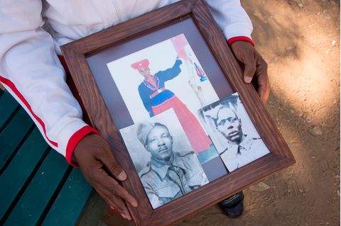 Ein Vertreter der Herero-Gemeinde zeigt in einem Park in Windhuk Fotos seiner Vorfahren, die vor dem Völkermord flohen