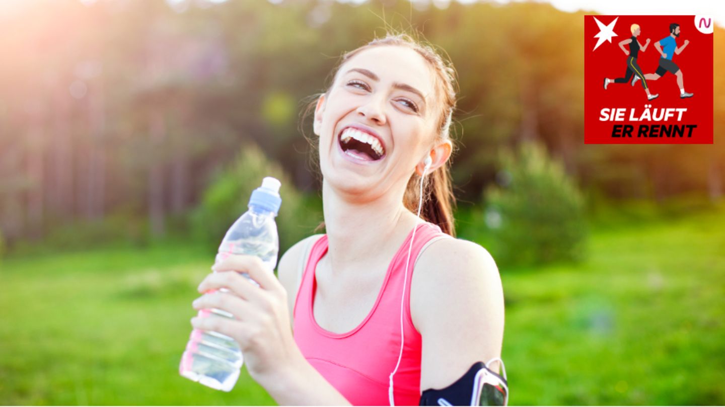 Lachende Läuferin mit Wasserflasche