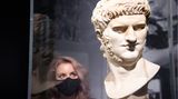 Die Büste wurde erst im Barock fertiggestellt. Sie zeigt den Herrscher mit üppigen Doppelkinn.