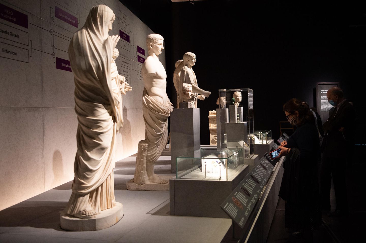 Im Vordergrund setht eine Statue von Tiberius, dem unmittlebaren Nachfolger des Augustus.