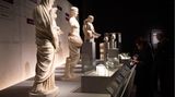 Im Vordergrund setht eine Statue von Tiberius, dem unmittlebaren Nachfolger des Augustus.