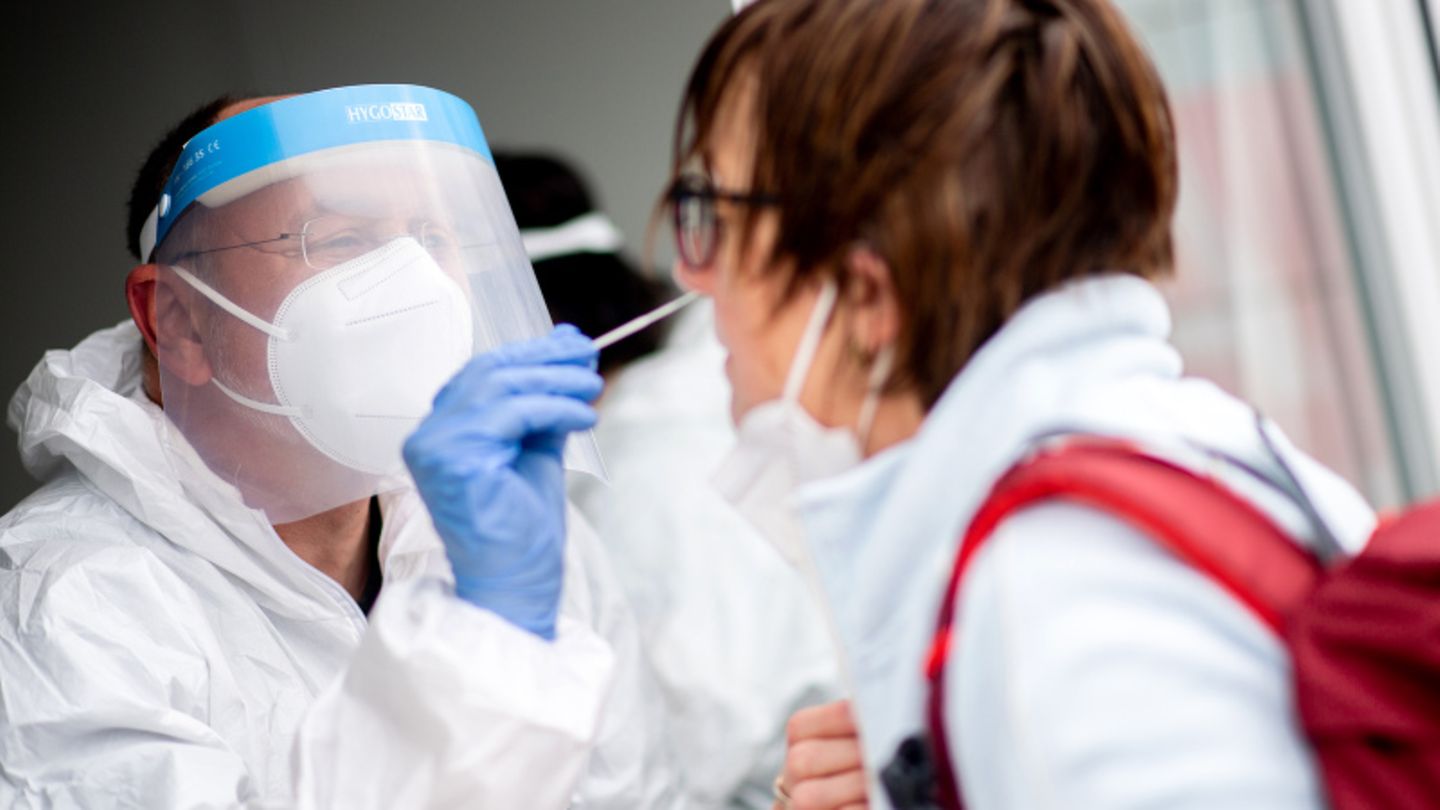 Coronatest Helfer testet Frau auf Corona