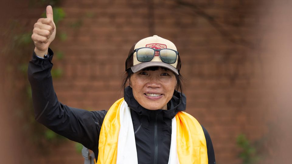 Tsang Yin-hung hebt nach ihrer Rekordbesteigung des Mount Everest den Daumen