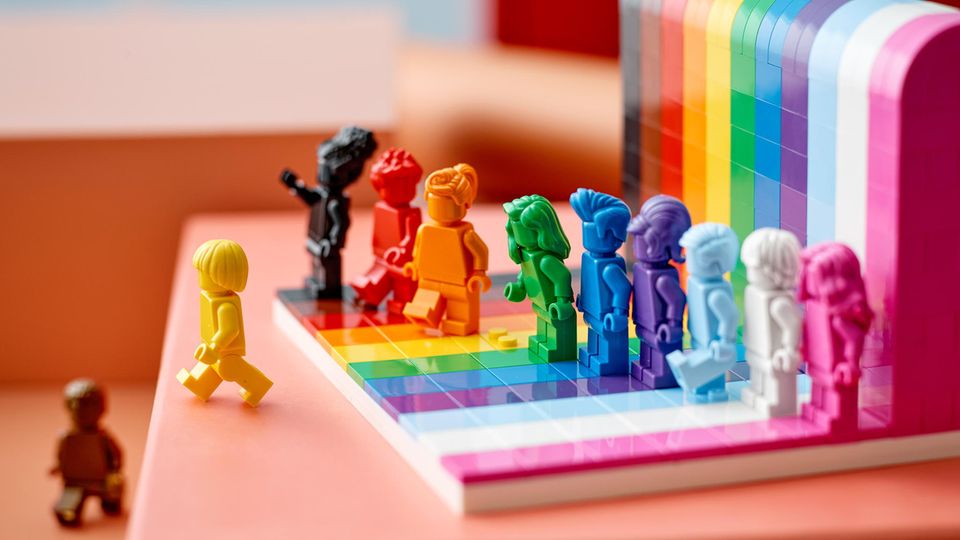 Lego Neuheiten 2021: Mit diesen Sets kann der Sommer kommen Lego Neuheiten 2021: Das LGBTQ+ Set "Jeder ist besonders"