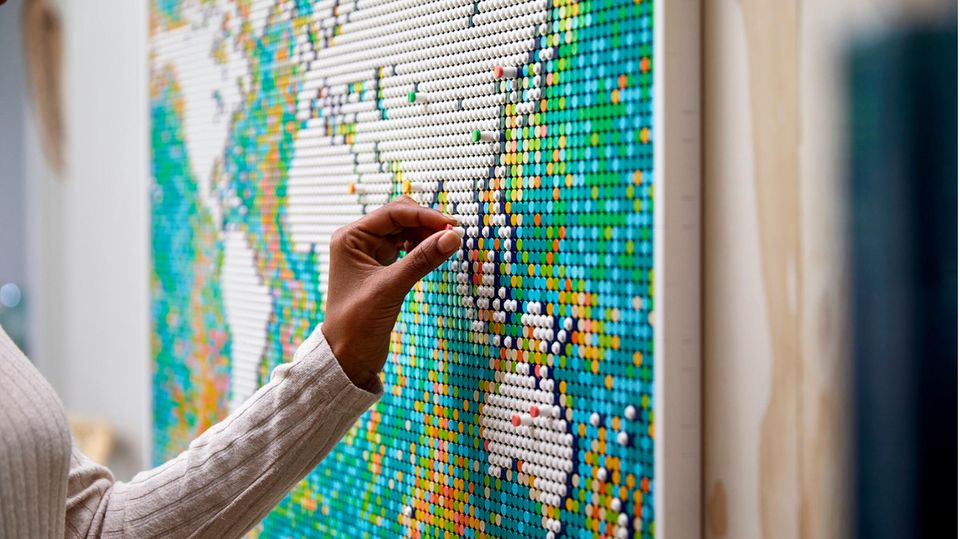 Lego Neuheiten 2021: Mit diesen Sets kann der Sommer kommen Lego Neuheiten 2021: Frau steht vor der Lego World Map