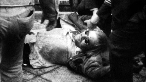1. Juni 1972: RAF-Boss Andreas Baader wird festgenommen  Die Szenen, die sich am 1. Juni 1972 im Hinterhof eines Apartmenthauses in Frankfurt/Main abspielten, waren filmreif – und sie wurden viele Jahre später tatsächlich verfilmt. Zwei Stunden lang lieferten sich RAF-Terroristen, die sich in einem ihrer Depots in einer Garage verschanzt hatten, einen Schusswechsel mit der Polizei. Als einer der Männer am Gesäß verletzt wurde, konnten die drei Verdächtigen festgenommen werden. Es war ein schwerer Schlag gegen die Terrorgruppe. Der Verletzte war Andreas Baader, Kopf und Gründer der RAF, die das Land seit Jahren mit Bombenanschlägen in Atem hielt. Mit Baader gingen den Fahndern Jan Carl Raspe und Holger Meins ins Netz. Fünf Jahre später wurde Baader zu lebenslanger Haft verurteilt. Als ein Versuch scheiterte, ihn und weitere RAF-Insassen in Stuttgart-Stammheim freizupressen, nahmen sich Baader, Raspe und auch die ebenfalls inhaftierte Gudrun Ensslin das Leben. Meins starb 1974 an den Folgen eines Hungerstreiks in der Haft.