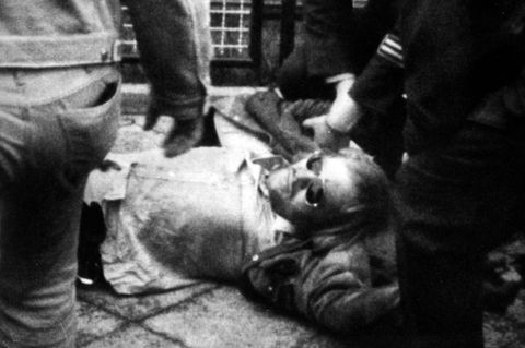 1. Juni 1972: RAF-Boss Andreas Baader wird festgenommen  Die Szenen, die sich am 1. Juni 1972 im Hinterhof eines Apartmenthauses in Frankfurt/Main abspielten, waren filmreif – und sie wurden viele Jahre später tatsächlich verfilmt. Zwei Stunden lang lieferten sich RAF-Terroristen, die sich in einem ihrer Depots in einer Garage verschanzt hatten, einen Schusswechsel mit der Polizei. Als einer der Männer am Gesäß verletzt wurde, konnten die drei Verdächtigen festgenommen werden. Es war ein schwerer Schlag gegen die Terrorgruppe. Der Verletzte war Andreas Baader, Kopf und Gründer der RAF, die das Land seit Jahren mit Bombenanschlägen in Atem hielt. Mit Baader gingen den Fahndern Jan Carl Raspe und Holger Meins ins Netz. Fünf Jahre später wurde Baader zu lebenslanger Haft verurteilt. Als ein Versuch scheiterte, ihn und weitere RAF-Insassen in Stuttgart-Stammheim freizupressen, nahmen sich Baader, Raspe und auch die ebenfalls inhaftierte Gudrun Ensslin das Leben. Meins starb 1974 an den Folgen eines Hungerstreiks in der Haft.