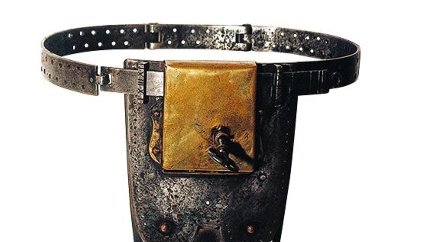 Klappe zu, Schlüssel fort, Frau sittsam und treu. Auf so eine Idee konnte eigentlich nur ein Mann kommen. Wann und von wem das Accessoire erfunden wurde, ist unklar. Angeblich im Mittelalter. Oder im 17. Jahrhundert. Oder noch später. Heute ist der Keuschheitsgürtel noch immer als Sexspielzeug verbreitet, für Frauen und Männer.