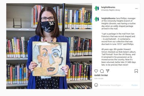 Sara Philips von Heights Libraries mit der Schallplatte von Bob Dylan, die 48 Jahre zu spät zurückgegeben wurde
