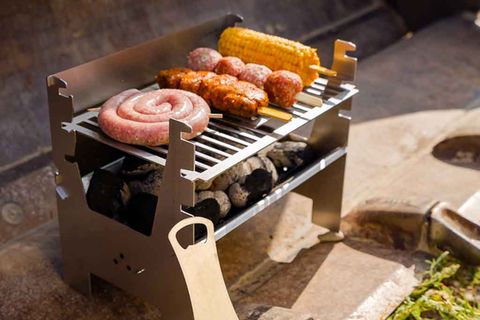Grill-Trends 2021: Mobiler Holzkohle-Grill mit Grillgut
