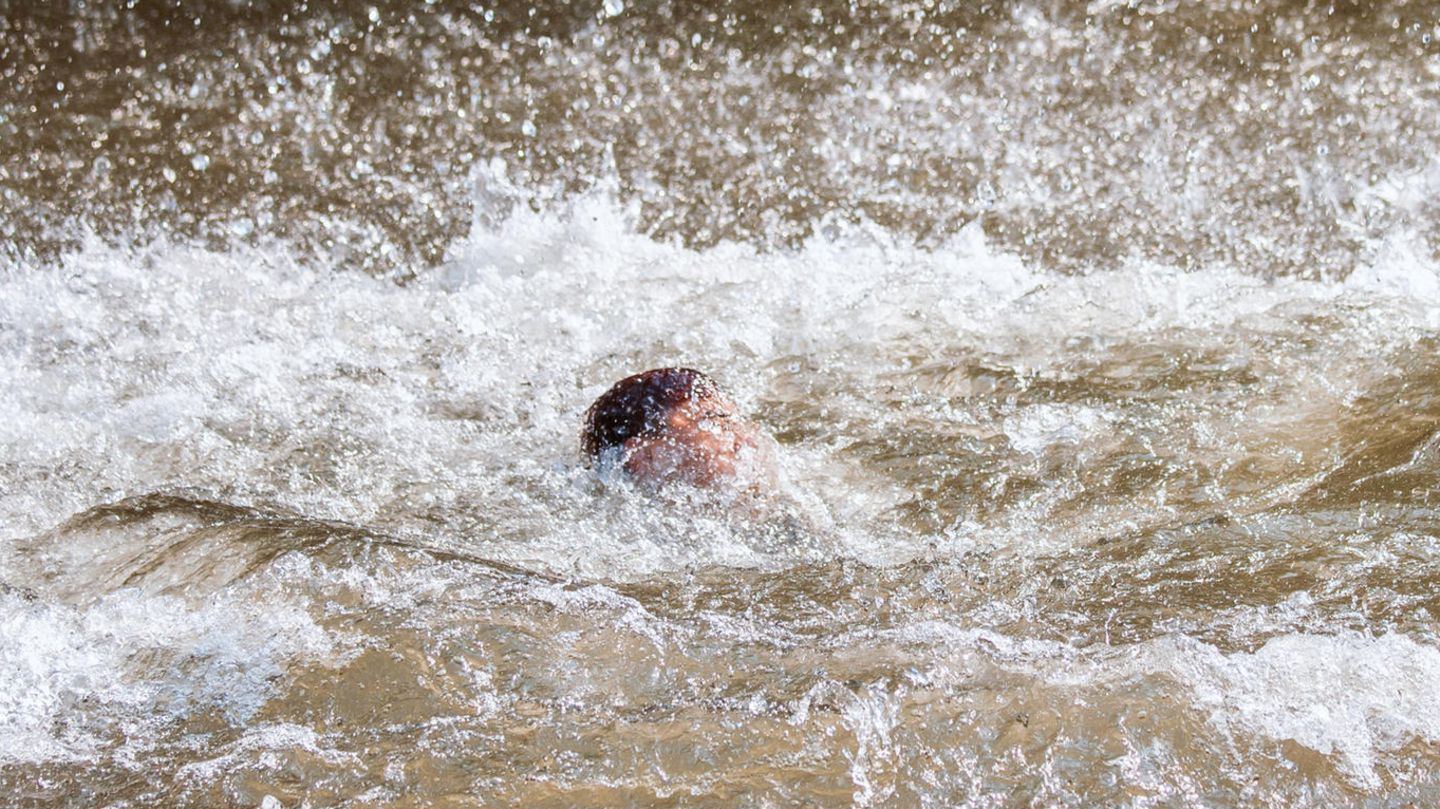 Junge schwimmt im Fluss
