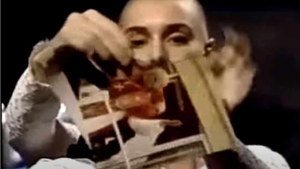 Sinead O'Connor zerreißt 1992 vor laufender Kamera ein Bild des Papstes