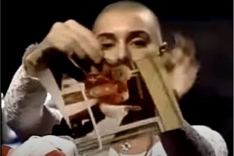 Sinead O'Connor zerreißt 1992 vor laufender Kamera ein Bild des Papstes
