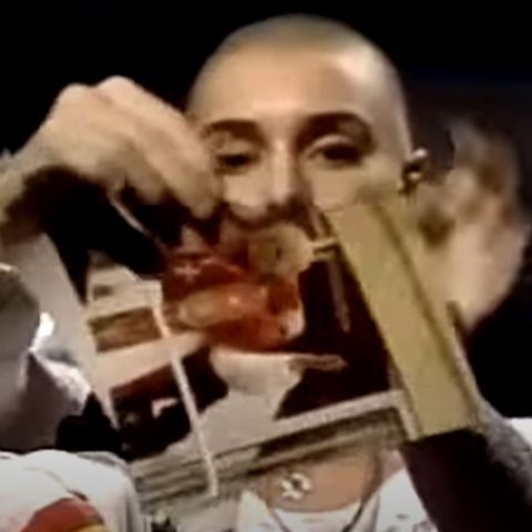 Sinead O'Connor zerreißt 1992 vor laufender Kamera ein Bild des Papstes