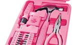 Ein Hämmerchen in Pink. Vier Schraubenzieher in Pink. Ein Wasserwäglein in Pink. Eine Zange in Pink. Und ein Bit-Set in pinkfarbener Umhüllung. Das Ganze in einem pinkfarbenen Köfferchen. Wie schön, dass es so was Praktisches gibt. Denn mit normalem Werkzeug wäre jede Frau sicherlich total überfordert.