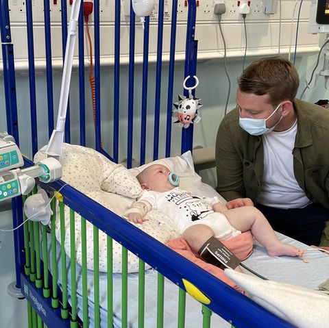 Arthur liegt in einem Krankenhausbett, sein Vater sitzt daneben