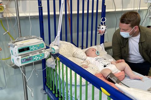 Arthur liegt in einem Krankenhausbett, sein Vater sitzt daneben