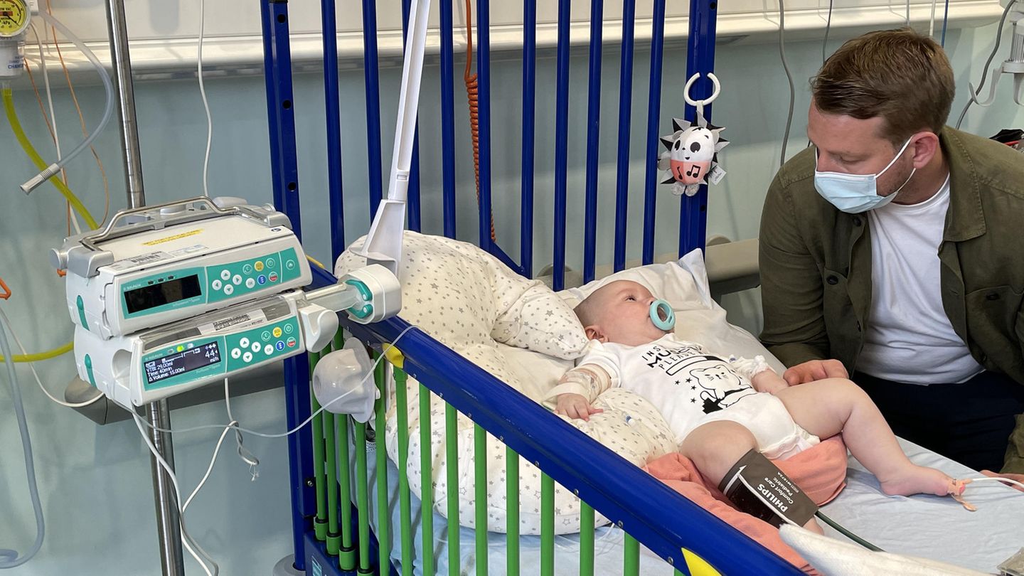 Arthur liegt in einem Krankenhausbett, sein Vater sitzt daneben