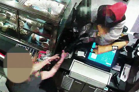Tankstellen-Kassiererin schlägt Räuber mit Maschinenpistole in die Flucht