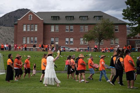 Zeremonie von Angehörigen der indigenen Sto:lo Nation zu Ehren von 215 Kindern vor der ehemaligen Internationsschule Kamloops, wo die sterblichen Überreste der Jungen und Mädchen nun entdeckt wurden.