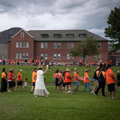 Zeremonie von Angehörigen der indigenen Sto:lo Nation zu Ehren von 215 Kindern vor der ehemaligen Internationsschule Kamloops, wo die sterblichen Überreste der Jungen und Mädchen nun entdeckt wurden.